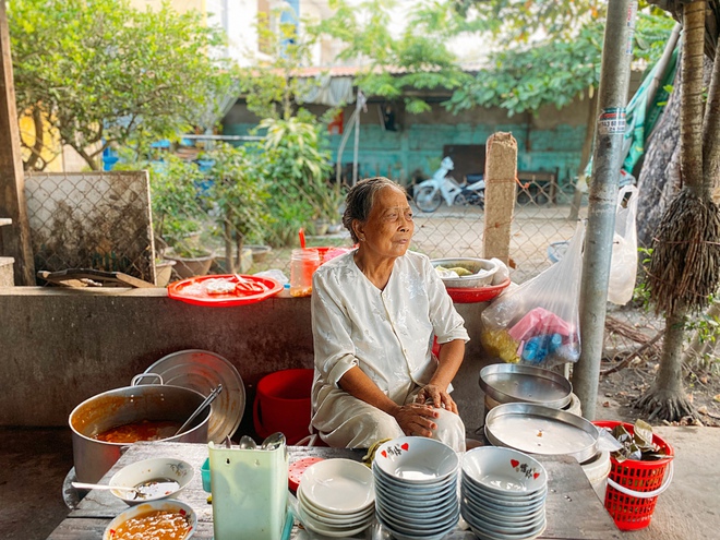 Quán bánh canh độc nhất vô nhị xứ Nam Phổ, nguyên liệu thượng hạng mà giá chỉ 10k/tô - Ảnh 2.