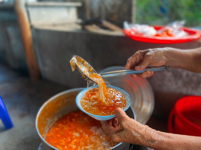 Quán bánh canh độc nhất vô nhị xứ Nam Phổ, nguyên liệu thượng hạng mà giá chỉ 10k/tô - Ảnh 6.