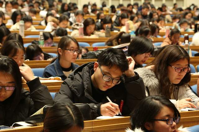Góc tối phía sau thực trạng thi cao học ở Trung Quốc: Ăn bám cha mẹ kiểu mới nhưng phụ huynh vẫn nghĩ con cái có ý chí - Ảnh 1.