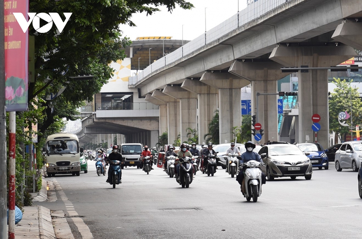 Đến hạn phân làn trên đường Nguyễn Trãi, mọi thứ vẫn chưa có gì thay đổi - Ảnh 2.