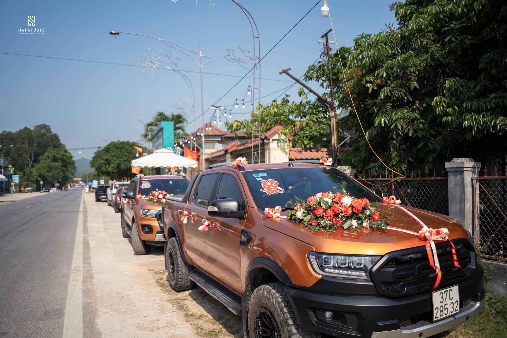 Một buổi tiệc cưới luôn đầy tràn niềm hạnh phúc và tình yêu thương. Để tô điểm cho ngày trọng đại này, hãy cùng nhau ngắm nhìn một chiếc xe hoa độc đáo và lộng lẫy, chắc chắn sẽ khiến bạn bất ngờ và thích thú.