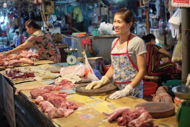  Giá thịt lợn tăng sốc, tiểu thương ế hàng vì sức mua yếu  - Ảnh 1.