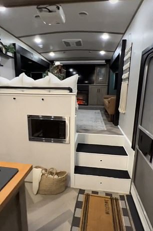 Bán hết nhà cửa, đất đai, gia đình 5 người chi 55.000 USD biến chiếc motorhome thành tổ ấm trong mơ - Ảnh 4.