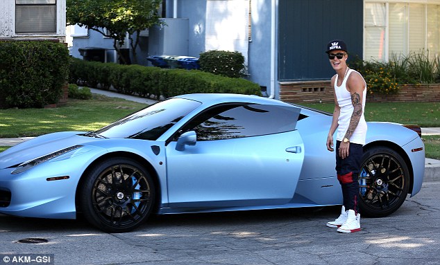 Justin Bieber bị cấm mua xe Ferrari vĩnh viễn, soi xế hộp siêu sang đã khiến nam ca sĩ rơi vào án phạt này! - Ảnh 2.