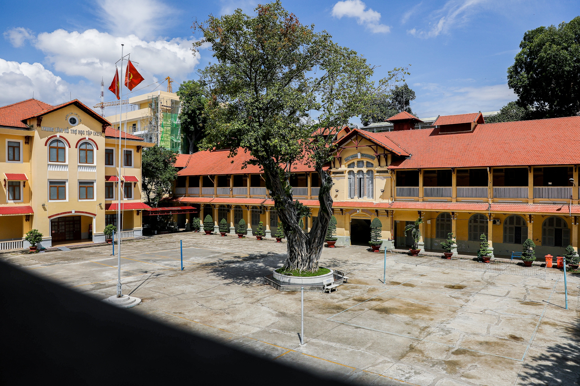 Trường Đại học có giảng đường trăm tuổi, pha trộn nét Á - Âu ở TP.HCM - Ảnh 2. Trường Đại học có giảng đường trăm tuổi, pha trộn nét Á - Âu ở TP.HCM - Ảnh 2.