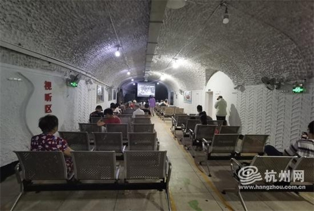 Bên trong hầm trú ẩn tránh nóng ở Trung Quốc - Ảnh 1.