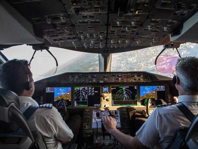 Trong chuyến bay dài, phi công là người quyết định số phận hàng trăm hành khách. Điều đó khẳng định sự tận tâm và chuyên nghiệp của họ. Bức ảnh liên quan sẽ cho bạn cái nhìn gần hơn về hành trình nghẹt thở của phi công trên trời xanh.