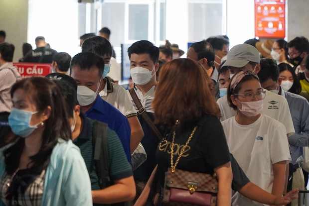  Tân Sơn Nhất những ngày cuối tuần: Mặc giá vé tăng cao, khách du lịch hè ngồi kín ghế chờ - Ảnh 12.