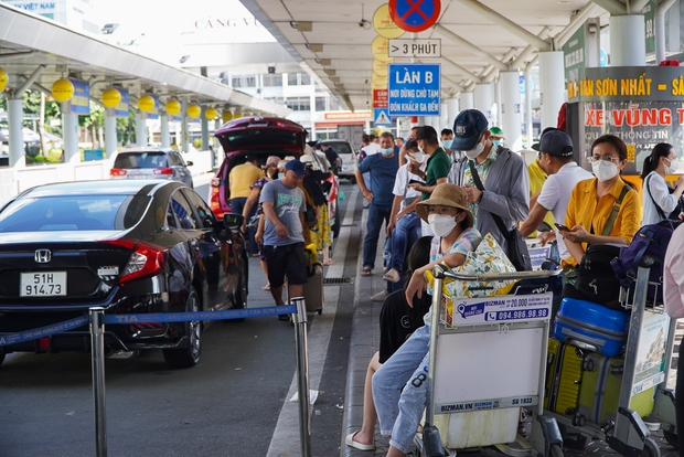  Tân Sơn Nhất những ngày cuối tuần: Mặc giá vé tăng cao, khách du lịch hè ngồi kín ghế chờ - Ảnh 3.