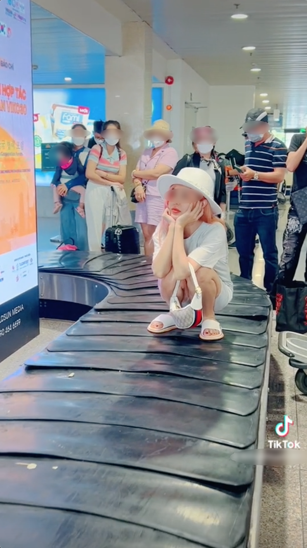  Clip cô gái thản nhiên ngồi lên băng chuyền hành lý sân bay gây phẫn nộ - Ảnh 3.