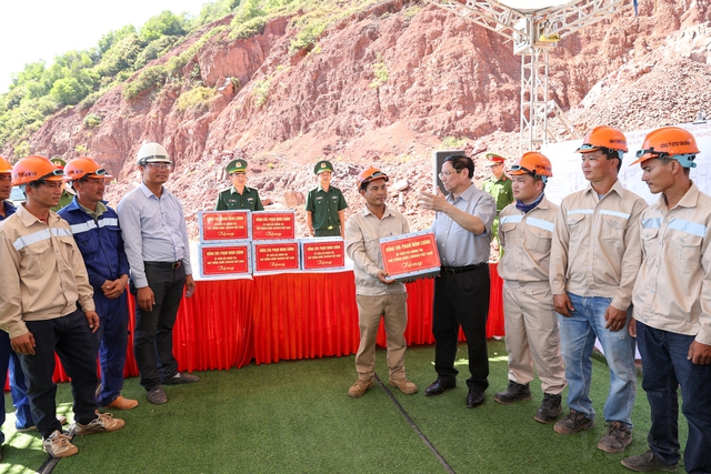 Thủ tướng khảo sát thực địa một số dự án giao thông lớn tại Nghệ An - Ảnh 7.
