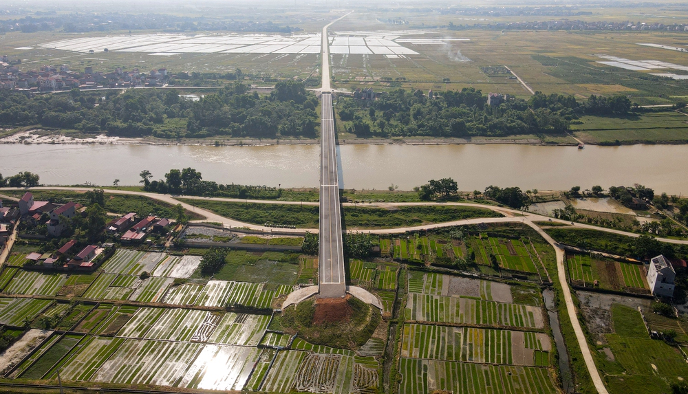 Ảnh: Người dân phơi thóc, chăn thả gia súc trên cây cầu được đầu tư cả trăm tỷ - Ảnh 1. Ảnh: Người dân phơi thóc, chăn thả gia súc trên cây cầu được đầu tư cả trăm tỷ - Ảnh 1.