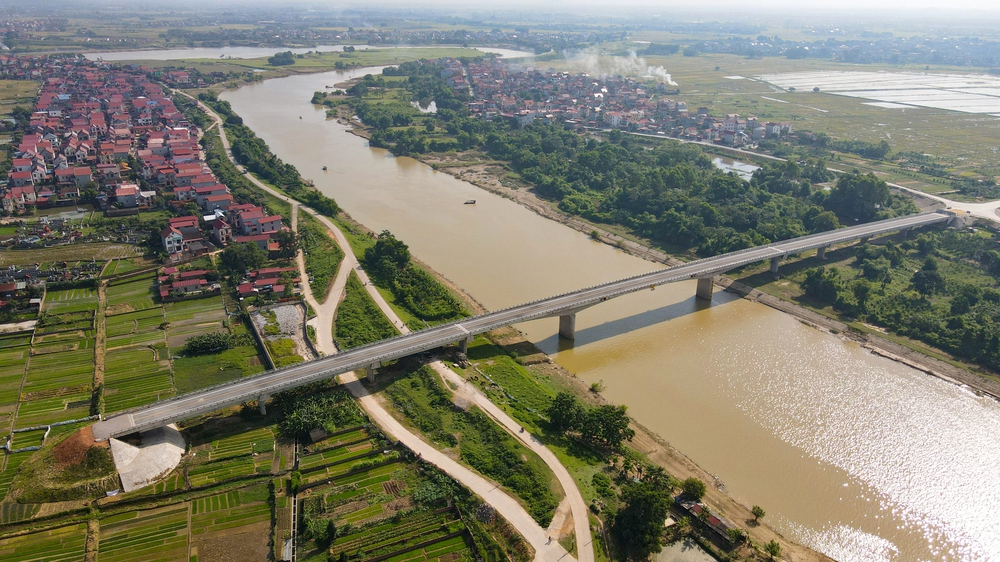 Ảnh: Người dân phơi thóc, chăn thả gia súc trên cây cầu được đầu tư cả trăm tỷ - Ảnh 2. Ảnh: Người dân phơi thóc, chăn thả gia súc trên cây cầu được đầu tư cả trăm tỷ - Ảnh 2.