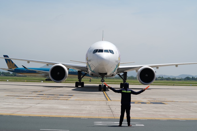  Nhân viên sân bay căng mình làm việc trong cái nóng 60 độ C  - Ảnh 11.