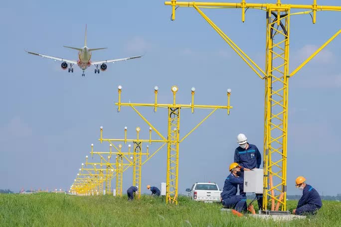  Nhân viên sân bay căng mình làm việc trong cái nóng 60 độ C  - Ảnh 8.