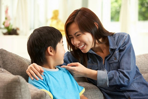 Chuyên gia tiết lộ: 3 cách giao tiếp để con trẻ thực sự lắng nghe, bớt cự cãi và ngang bướng - Ảnh 2.