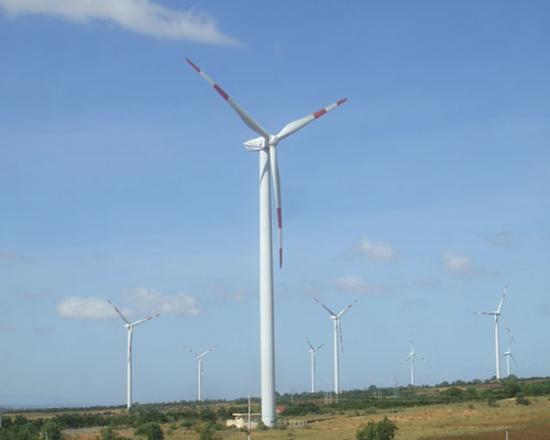 Bộ Công Thương đề xuất dự án điện gió, điện mặt trời đàm phán với EVN để bán điện - Ảnh 1.