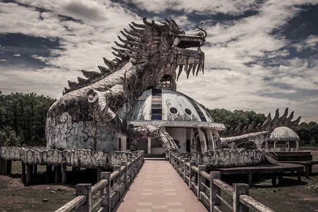 Công viên nước bị bỏ hoang ở Huế xuất hiện ma quái trong MV quốc tế - Ảnh 8.