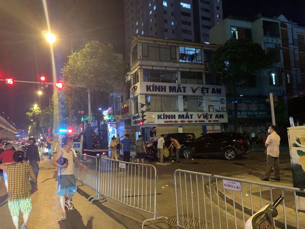  Nhân chứng bàng hoàng kể lại vụ tai nạn liên hoàn tại Hà Nội: Nhiều người đi đường cùng nâng ô tô để kéo người phụ nữ ra ngoài - Ảnh 1.