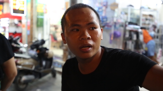  Nhân chứng bàng hoàng kể lại vụ tai nạn liên hoàn tại Hà Nội: Nhiều người đi đường cùng nâng ô tô để kéo người phụ nữ ra ngoài - Ảnh 2.