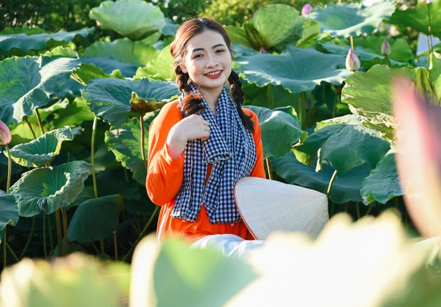 Hoa sen Hồ Tây là biểu tượng của Hà Nội, đặc biệt là trong mùa hè nóng nực. Hình ảnh những bông sen trắng trong nước tạo bức tranh tuyệt đẹp, thu hút hàng ngàn du khách đến tham quan và chụp ảnh.