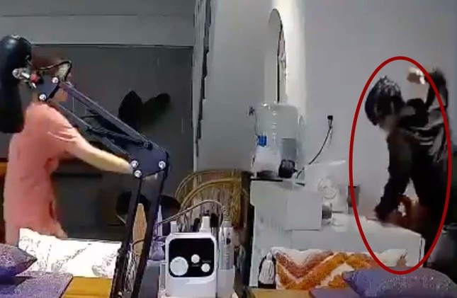 Công an triệu tập nam thanh niên đánh dã man cô gái trong tiệm spa ở Đà Nẵng - Ảnh 1. Công an triệu tập nam thanh niên đánh dã man cô gái trong tiệm spa ở Đà Nẵng - Ảnh 1.