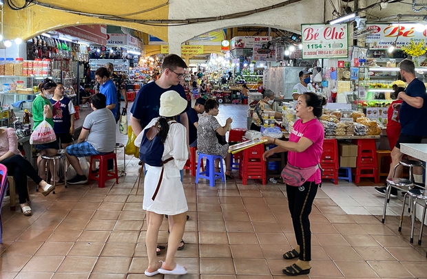  Chợ Bến Thành hồi sinh sau dịch Covid-19, du khách nước ngoài đã trở lại - Ảnh 17.