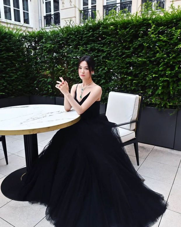 Chỉ 1 bức ảnh hậu trường sự kiện Paris, Song Hye Kyo đã khiến cả nghìn người thốt lên: Đây là mỹ nhân đẹp nhất châu Á! - Ảnh 1.