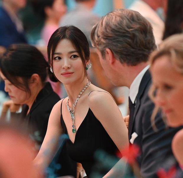 Chỉ 1 bức ảnh hậu trường sự kiện Paris, Song Hye Kyo đã khiến cả nghìn người thốt lên: Đây là mỹ nhân đẹp nhất châu Á! - Ảnh 4.