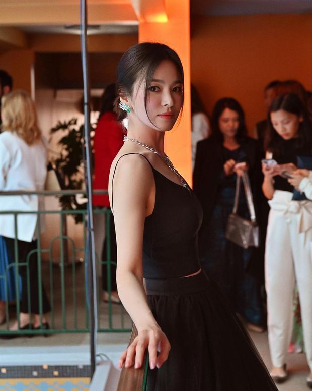 Chỉ 1 bức ảnh hậu trường sự kiện Paris, Song Hye Kyo đã khiến cả nghìn người thốt lên: Đây là mỹ nhân đẹp nhất châu Á! - Ảnh 6.