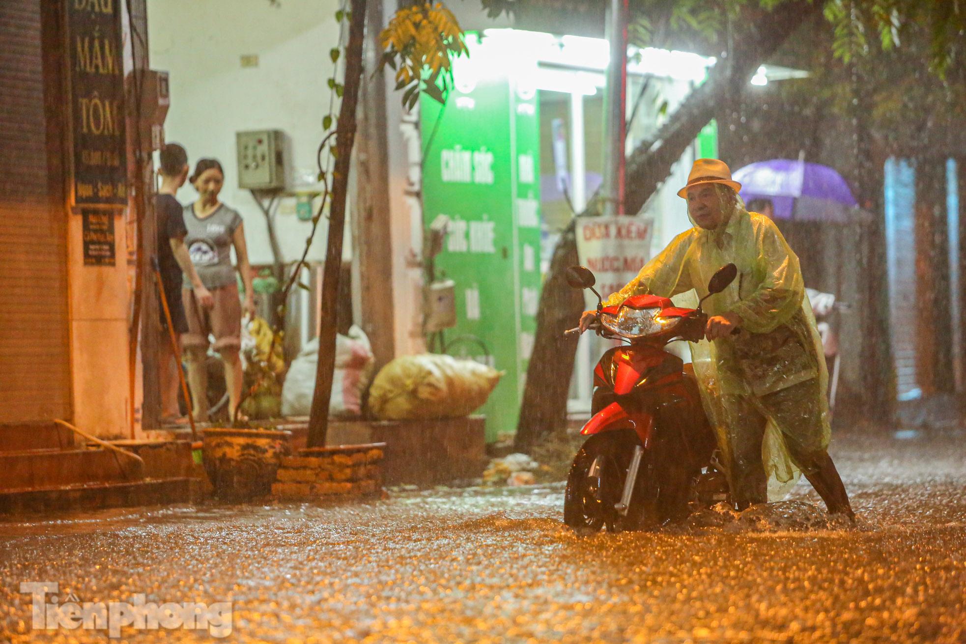 Người dân Thủ đô chật vật về nhà trong cơn mưa trắng trời - Ảnh 5.