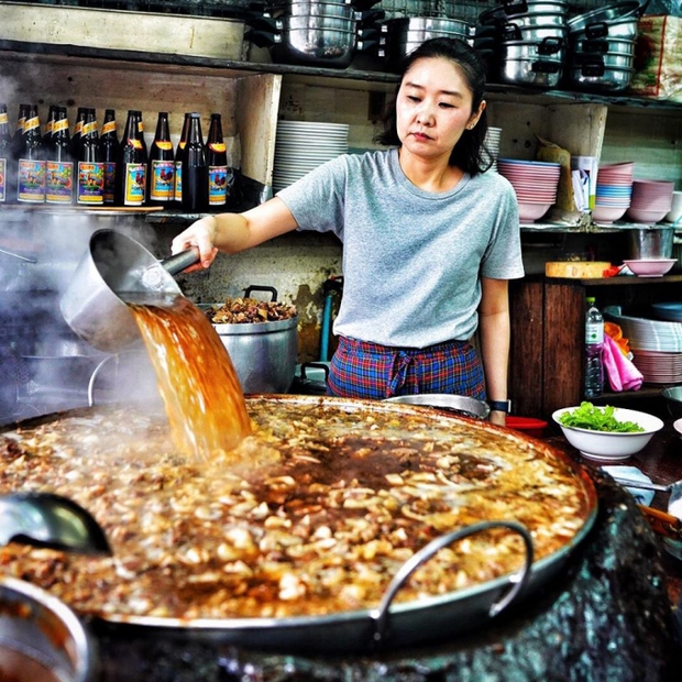 Thái Lan: Nhà hàng nổi tiếng vì nồi nước dùng khổng lồ hầm đi hầm lại gần 50 năm, nước tràn đặc quánh thành tảng vẫn hút khách xếp hàng - Ảnh 7.