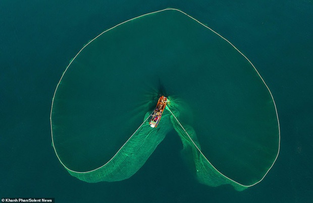 Hình ảnh ngư dân tung lưới đánh cá đầy ảo diệu ở Bình Định khiến ai cũng trầm trồ về cảnh sắc Việt Nam  - Ảnh 9.