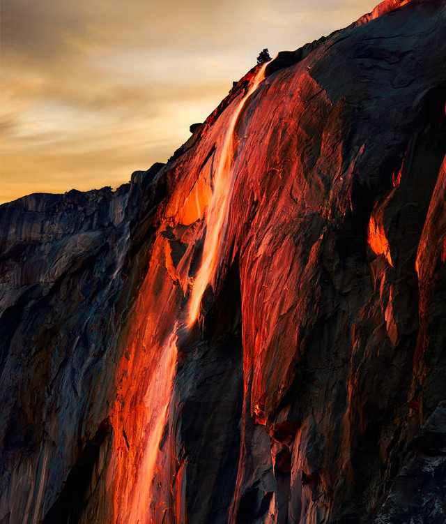 Chiêm ngưỡng 4 cảnh quan thiên nhiên kỳ lạ nhất trên trái đất: Thác nước rực lửa, sa mạc nghìn hồ, để thấy hành tinh chúng ta đang sống độc đáo như thế nào - Ảnh 2.