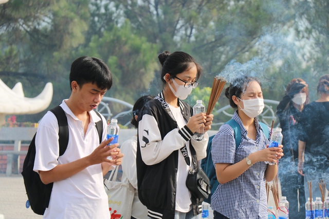 Độc đáo hình ảnh hàng trăm sĩ tử mang bút, sách và nước lọc đến tượng Phật Quan Thế Âm Bồ Tát cầu may mắn trước ngày “vượt vũ môn” - Ảnh 3.