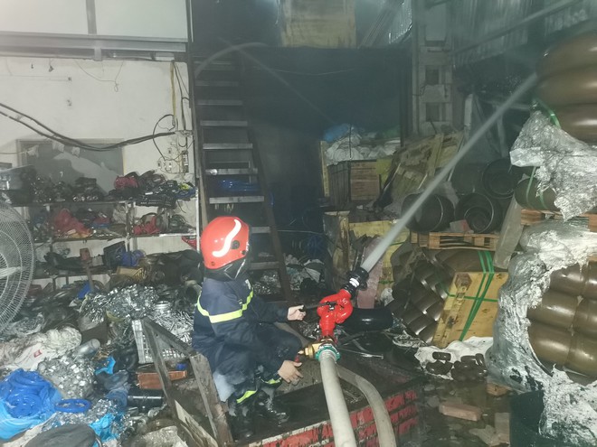  Hà Nội: Nhà xưởng rộng hàng trăm m2 bùng cháy giữa trời mưa lớn, cảnh sát điều 8 xe chữa cháy dập lửa - Ảnh 5.