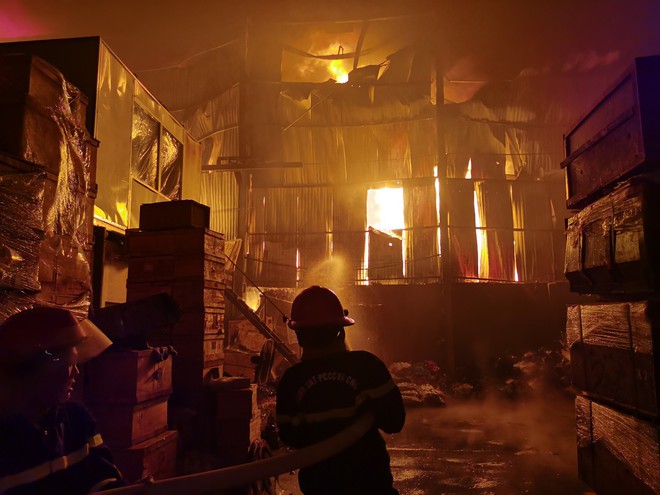  Hà Nội: Nhà xưởng rộng hàng trăm m2 bùng cháy giữa trời mưa lớn, cảnh sát điều 8 xe chữa cháy dập lửa - Ảnh 6.