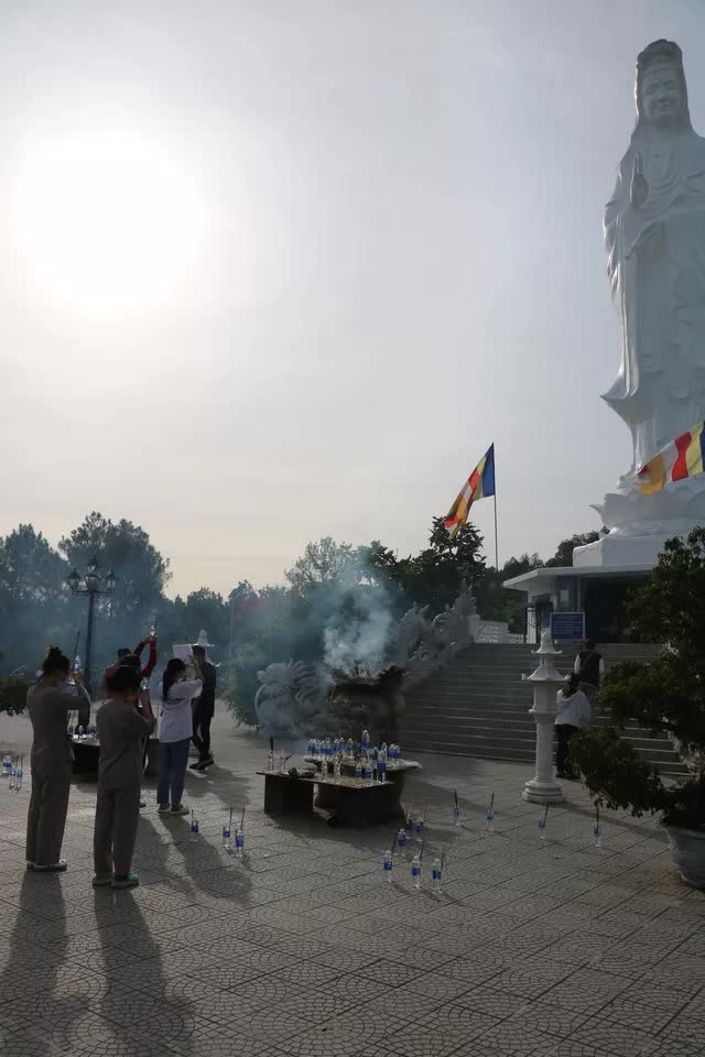 Độc đáo hình ảnh hàng trăm sĩ tử mang bút, sách và nước lọc đến tượng Phật Quan Thế Âm Bồ Tát cầu may mắn trước ngày “vượt vũ môn” - Ảnh 6.