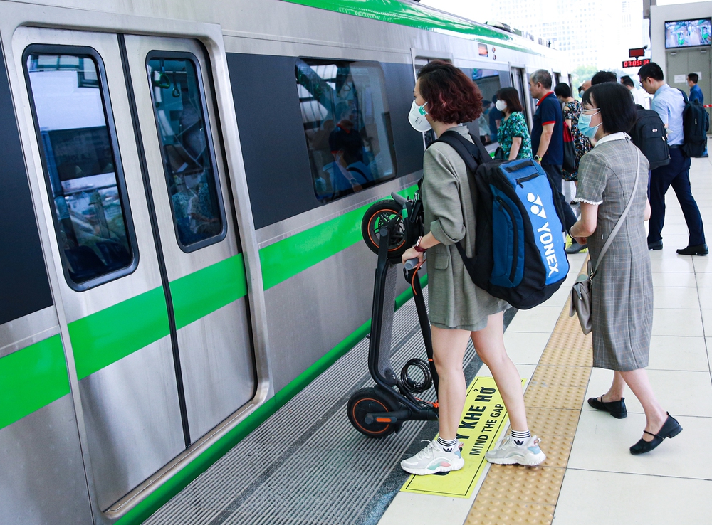  Theo chân dân công sở Hà Nội đi làm bằng xe đạp gấp, tàu điện và xe bus: Tiết kiệm hàng triệu đồng mỗi tháng! - Ảnh 8.