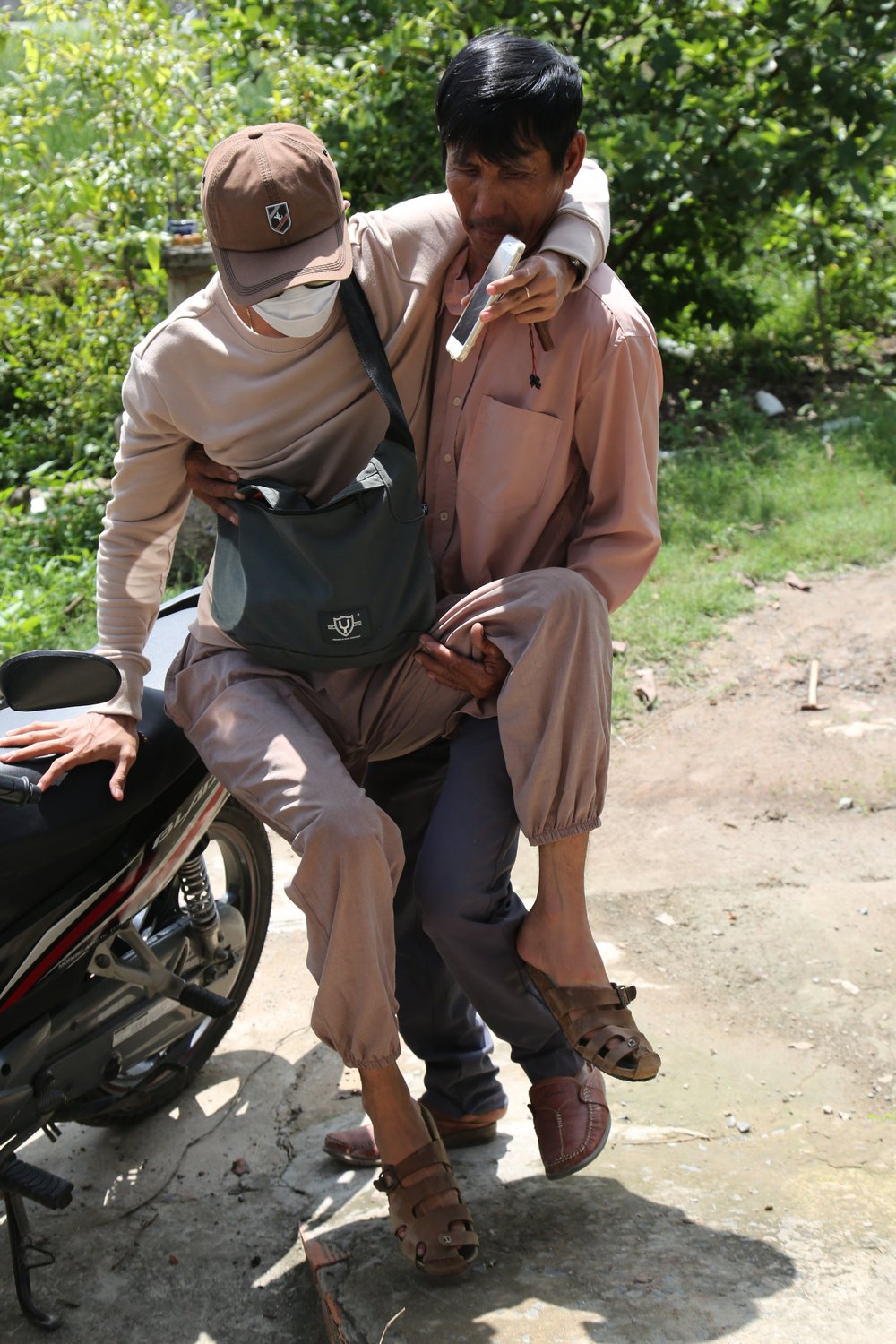 Thạc sỹ tâm lý bị trầm cảm sau cú ngã hỏng đôi chân: Vực dậy nhờ câu so sánh của bố - Ảnh 2. Thạc sỹ tâm lý bị trầm cảm sau cú ngã hỏng đôi chân: Vực dậy nhờ câu so sánh của bố - Ảnh 2.