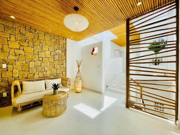Vợ chồng trẻ tậu căn nhà đầu tiên hơn 10 tỷ tại TP. HCM: Thiết kế hiện đại, đẹp như khu nghỉ dưỡng - Ảnh 2. Vợ chồng trẻ tậu căn nhà đầu tiên hơn 10 tỷ tại TP. HCM: Thiết kế hiện đại, đẹp như khu nghỉ dưỡng - Ảnh 2.