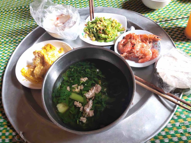 Muôn kiểu tiết kiệm thời bão giá: Người gom thực phẩm từ quê, người phủ bạt ô tô để đi tàu điện - Ảnh 1. Muôn kiểu tiết kiệm thời bão giá: Người gom thực phẩm từ quê, người phủ bạt ô tô để đi tàu điện - Ảnh 1.