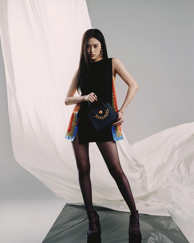 Váy Versace 2.000 USD cháu gái gia tộc Samsung mặc cháy hàng - Ảnh 3.