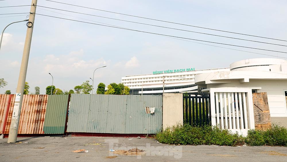 Cận cảnh bệnh viện Bạch Mai cơ sở 2 cổng đóng then cài hoang hoá nhanh chóng - Ảnh 8.