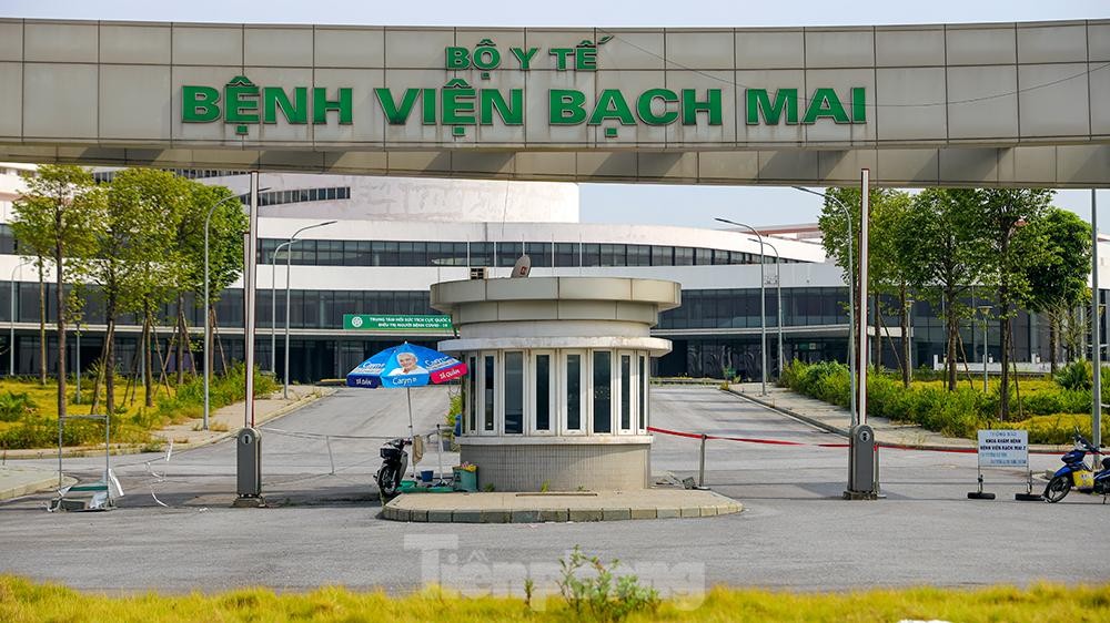Cận cảnh bệnh viện Bạch Mai cơ sở 2 cổng đóng then cài hoang hoá nhanh chóng - Ảnh 9.
