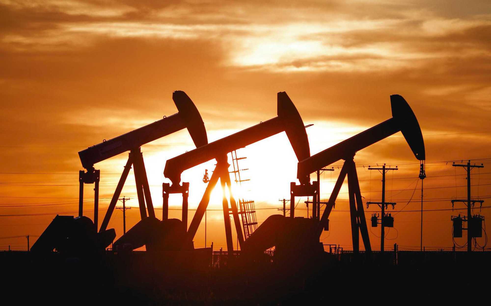 Giá dầu lao đao trước 'bão' lãi suất và mối nguy suy thoái kinh tế toàn cầu