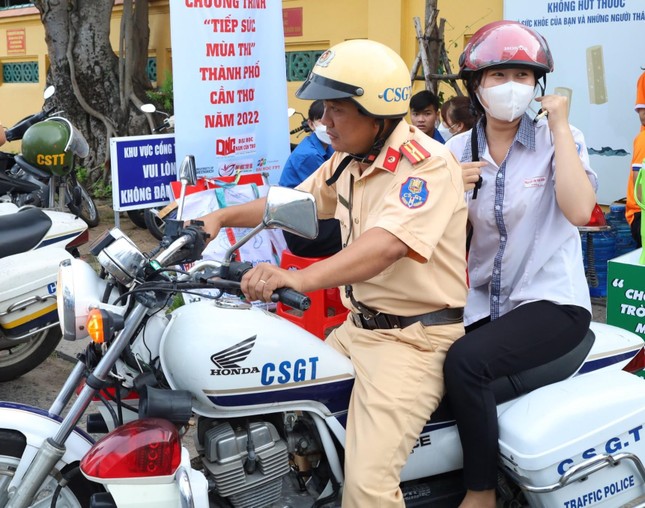  Quên giấy báo dự thi, thí sinh được CSGT vượt hơn 10 km đưa về nhà lấy kịp giờ thi  - Ảnh 1.