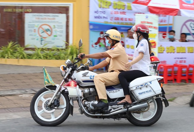  Quên giấy báo dự thi, thí sinh được CSGT vượt hơn 10 km đưa về nhà lấy kịp giờ thi  - Ảnh 2.