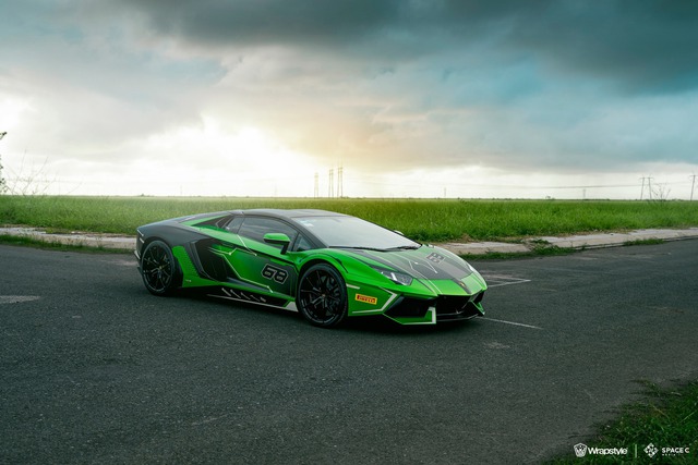 Lamborghini Aventador mui trần hàng hiếm tại Việt Nam được lột xác theo phong cách xe đua triệu đô, nhiều đồ chơi carbon đắt đỏ bị tháo gây tiếc nuối - Ảnh 1.