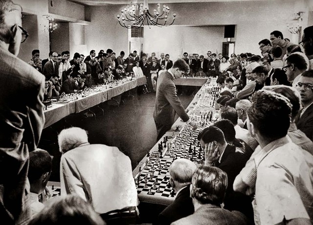 Bobby Fischer: Kẻ lập dị, một mình thi đấu cờ vua với 50 đối thủ cùng lúc - Ảnh 1.